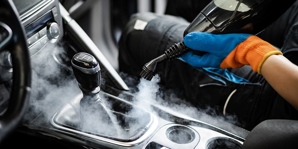 Reinigung eines Fahrzeugs mit heißen Dampf